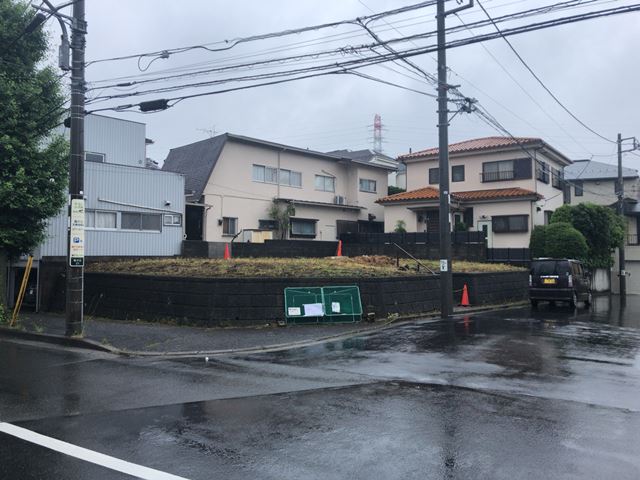 大谷石擁壁撤去工事(神奈川県横浜市青葉区梅が丘)中の様子です。